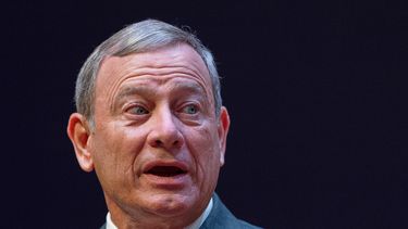 El presidente de la Corte Suprema de Estados Unidos John Roberts en la Facultad de Derecho de la Universidad de Georgetown en Washington el 12 de mayo del 2025. (AP foto/Manuel Balce Ceneta)