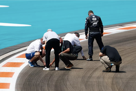 Funcionarios del GP de Miami reparan daños en la pista antes de la práctica de F1