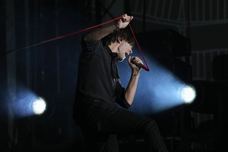 El vocalista Thomas Mars de Phoenix durante su concierto en el festival Corona Capital de la Ciudad de México el viernes 17 de noviembre de 2023. (Foto AP/Eduardo Verdugo)