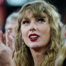 Taylor Swift observa la final de la Conferencia Americana entre los Ravens de Baltimore y los Chiefs de Kansas City, el domingo 28 de enero de 2024, en Baltimore. (AP Foto/Julio Cortez)