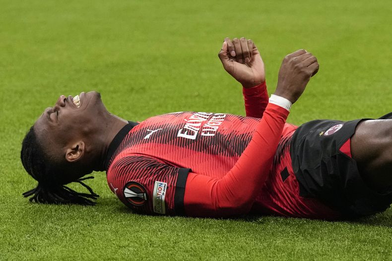 Rafael Leao del AC Milan celebra tras marcar el tercer gol del equipo en el partido contra Rennes en la Liga Europa, el jueves 15 de febrero de 2024, en Milán. (AP Foto/Antonio Calanni)