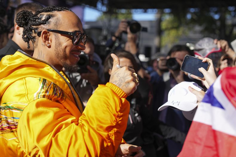 El piloto de Mercedes Lewis Hamilton saluda a los aficionados en el circuito de Albert Park, sede del GP de Australia de la Fórmula Uno, el jueves 21 de marzo de 2024, en Melbourne. (AP Foto/Asanka Brendon Ratnayake)