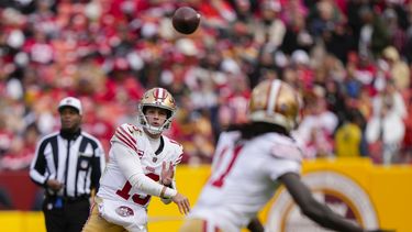 El quarterback de los 49ers de San Francisco Brock Purdy lanza un pase al receptor Brandon Aiyuk en el encuentro ante los Commanders de Washington el domingo 31 de diciembre del 2023. (AP Foto/Mark Schiefelbein)