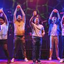 En esta imagen proporcionada por Print Shop PR la compañía interpreta el musical de Donald Rupe From Here en Orlando. El musical hará su debut en el circuito off-Broadway este verano. (Ashleigh Ann Gardner/Print Shop PR vía AP)