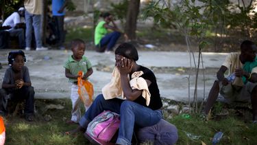 americateve | Una mujer y sus hijos esperan el domingo 24 de noviembre de 2013 en un refugio a ser llevados a su pueblo natal junto con otros haitianos despu&eacute;s de ser deportada por las autoridades dominicanas. Los mandatarios de las naciones caribe&ntilde;as sos