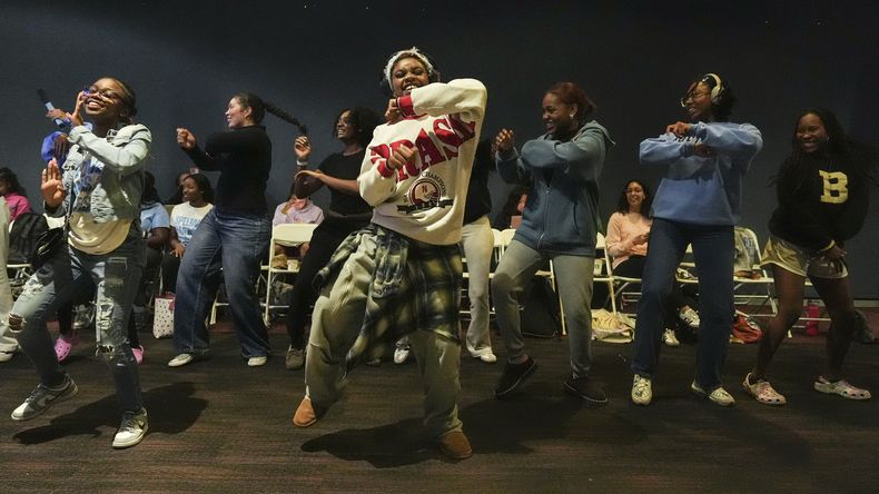 Estudiantes bailan mientras ven la cobertura electoral en Spelman College, el martes 5 de noviembre de 2024, en Atlanta. (AP Foto/Brynn Anderson)