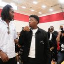 Kyle Lowry habla con Kawhi Leonard tras una conferencia de prensa para que Lowry firmara un acuerdo de un día con los Raptors antes de retirarse el martes 7 de julio del 2026. (Chris Young/The Canadian Press via AP)
