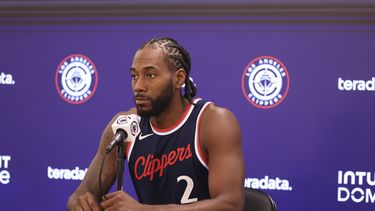 El alero de los Clippers de Los Ángeles Kawhi Leonard habla en conferencia de prensa en el día de medios del equipo el lunes 30 de septiembre del 2024. (AP Foto/Ryan Sun)