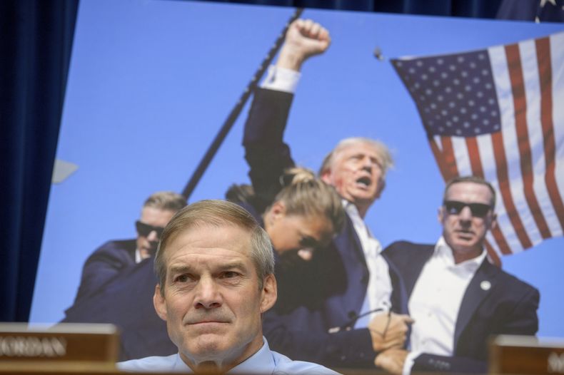 El representante de Ohio, Jim Jordan, escucha mientras la directora del Servicio Secreto de Estados Unidos, Kimberly Cheatle, comparece ante la Comisión de Vigilancia y Rendición de Cuentas de la Cámara de Representantes sobre el intento de asesinato contra el expresidente Donald Trump en un evento de campaña en Pensilvania, en el Capitolio, Washington, el lunes 22 de julio de 2024. (AP Foto/Rod Lamkey, Jr.)