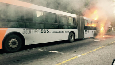 impresionante incendio de un omnibus en cuba