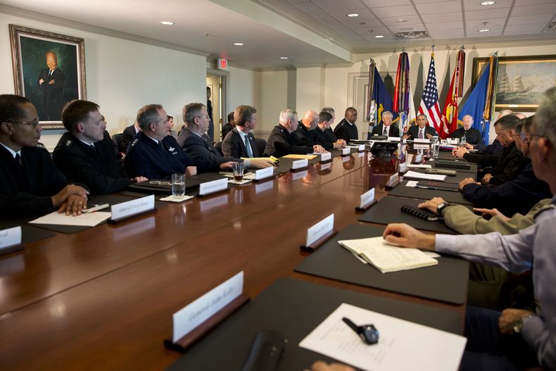 El presidente Barack Obama, flanqueado por el secretario de Defensa Chuck Hagel, izquierda, y el general Martin Dempsey, jefe del Estado Mayor Conjunto, habla con la prensa al concluir una reuni&oacute;n con altos mandos militares, el mi&eacute;rcoles 8 d