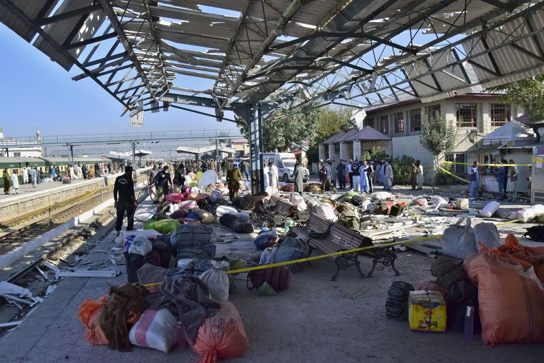 Fuerzas de seguridad examinan el lugar donde explotó una bomba en una estación de tren en Quetta, en el suroeste de Pakistan, el sábado 9 de noviembre de 2024. (AP Foto/Arshad Butt)