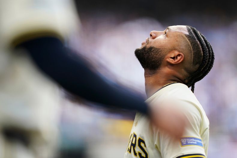 El venezolano de los Cereceros de Milwaukee Jackson Chourio reacciona al salir delcampo lesionado en el juego 1 de la Serie Divisional de la Liga Nacional ante los Cachorros de Chicago el sábado 4 de octubre del 2025. (AP Foto/Kayla Wolf)
