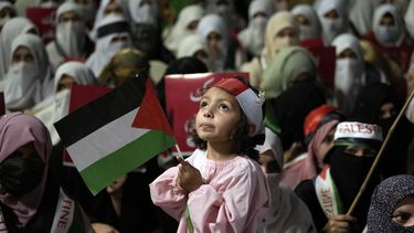 Partidarios del partido religioso Jamaat-e-Islami participan en una marcha contra los ataques israelíes en Gaza y para mostrar solidaridad contra los palestinos, en Lahore, Pakistán, el sábado 20 de abril de 2024. (AP Foto/K.M. Chaudary)