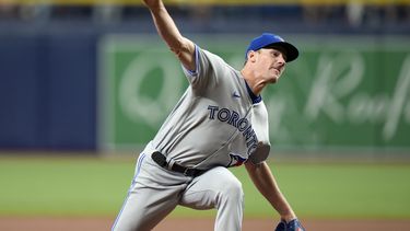 Chris Bassitt, abridor de los Azulejos de Toronto, lanza frente a los Rays de Tampa Bay durante la primera entrada del juego de béisbol del viernes 22 de septiembre de 2023, en San Petersburgo, Florida (AP Foto/Chris OMeara)