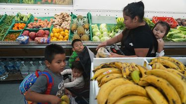 Una madre inmigrante originaria de Guatemala compra frutas para sus hijos con el saldo restante en su tarjeta EBT (Transferencia Electrónica de Beneficios) de California utilizada para los beneficios del Programa de Asistencia Nutricional Suplementaria (SNAP), en Los Ángeles, el viernes 31 de octubre de 2025. (AP Foto/Damian Dovarganes)