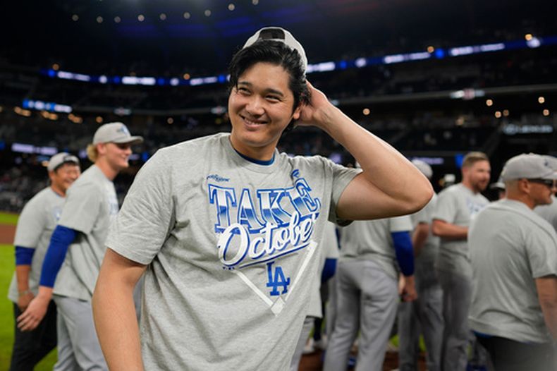 Shohei Ohtani de los Dodgers de Los Ángeles celebra el pase del equipo a la Serie de Campeonato de la Liga Nacional tras eliminar a los Bravos de Atlanta, el miércoles 7 de octubre de 2026, en Atlanta. (AP Foto/Mike Stewart)