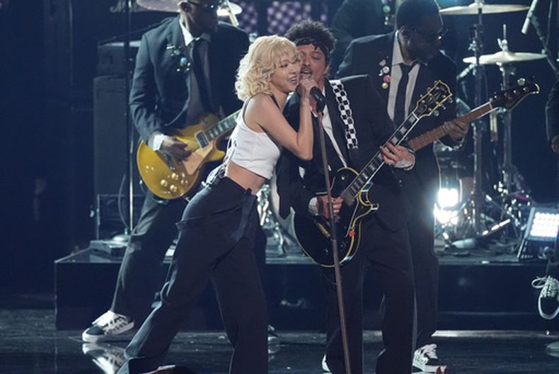 Rose, a la izquierda, y Bruno Mars interpretan APT durante la 68.ª edición anual de los Premios Grammy, el domingo 1 de febrero de 2026, en Los Ángeles. (Foto AP/Chris Pizzello)