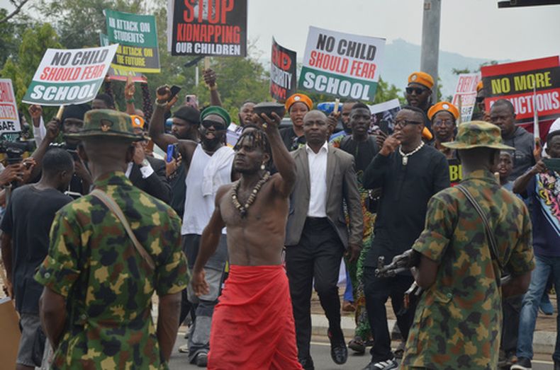 Gente protesta para reclamar al gobierno que rescate a escolares secuestrados recientemente en varias partes del país, en las calles de Abuya, Nigeria, el jueves 4 de junio de 2026. (AP Foto/Olamikan Gbemiga)