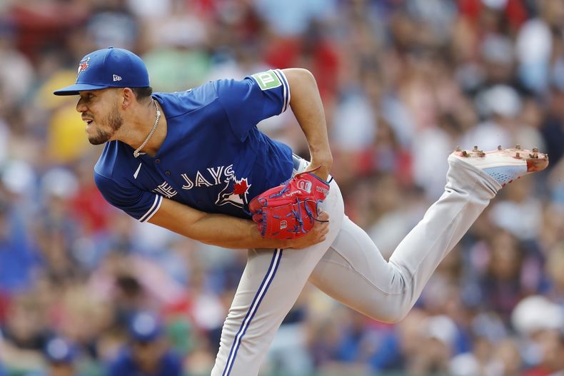 El puertorriqueño José Berríos, de los Azulejos de Toronto, lanza en la primera entrada del juego del sábado 5 de agosto de 2023, ante los Medias Rojas de Boston (AP Foto/Michael Dwyer)