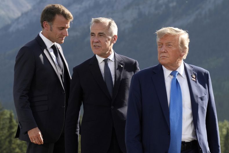 ARCHIVO - De izquierda a derecha: el presidente francés Emmanuel Macron, el primer ministro canadiense Mark Carney y el presidente estadounidense Donald Trump llegan para una fotografía durante la cumbre del G7 en Kananaskis, Canadá, el 16 de junio de 2025. (Adrian Wyld/The Canadian Press vía AP, archivo)