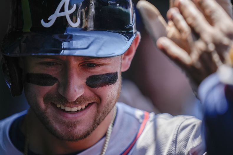 Jarred Kelenic, de los Bravos de Atlanta, festeja luego de conectar un jonrón en el duelo del jueves 23 de mayo de 2024 ante los Cachorros de Chicago (AP Foto/Erin Hooley)