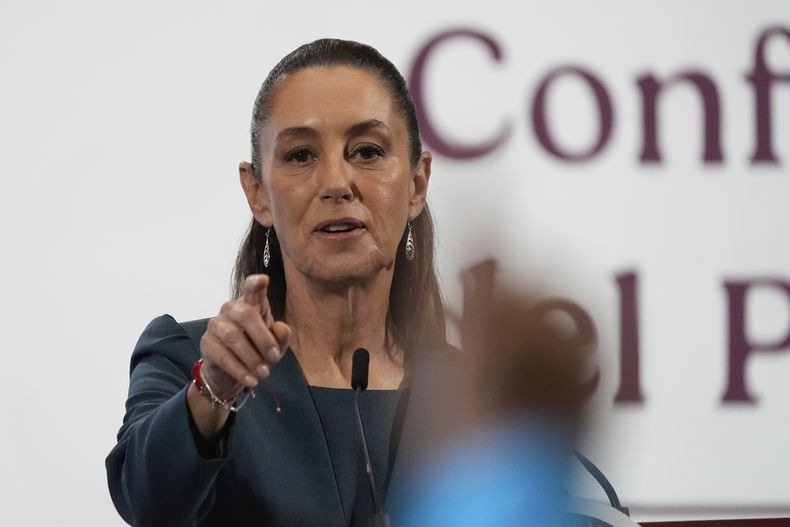ARCHIVO - La presidenta mexicana Claudia Sheinbaum ofrece su conferencia de prensa matutina en el Palacio Nacional, el lunes 19 de mayo de 2025, en Ciudad de México. (AP Foto/Marco Ugarte, Archivo)