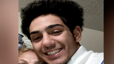 detectives buscan al asesino despues de que un adolescente fuera baleado y quemado en miami-dade