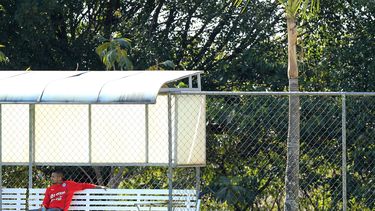 americateve | El jugador de la selecci&oacute;n de Chile, Arturo Vidal, aparece sentado en una banca durante un entrenamiento de la selecci&oacute;n el lunes, 9 de junio de 2014, en Belo Horizonte. (AP Photo/Bruno Magalhaes)