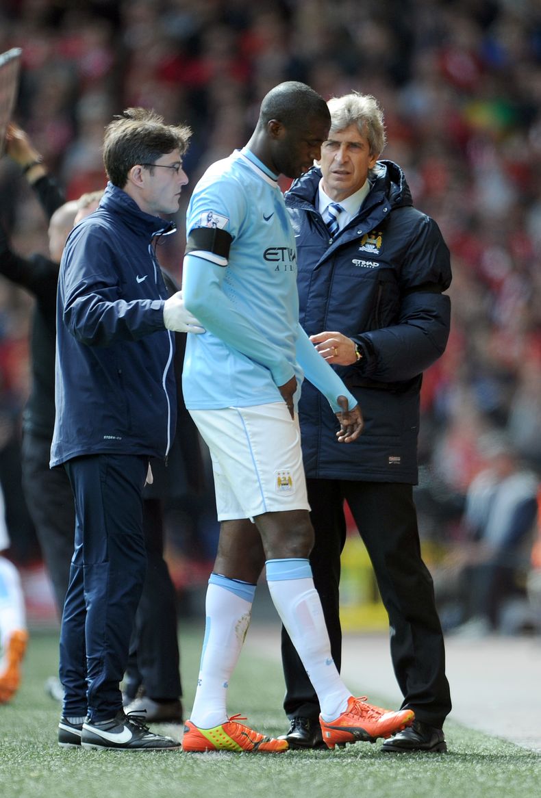 El volante de Manchester City Yaya Toure sale del campo lesionado el 13 de abril del 2014 durante un partido contra Liverpool en la Liga Premier. Se cree que la lesi&oacute;n le impedir&aacute; jugar tres de los pr&oacute;ximos seis partido de la premier,