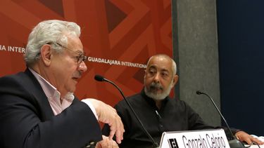 ARCHIVO - El escritor mexicano Gonzalo Celorio, a la izquierda, habla durante una mesa redonda sobre la obra del escritor cubano Leonardo Padura, a la derecha, en la Feria Internacional del Libro de Guadalajara, México, el viernes 4 de diciembre de 2015. (Foto AP/Berenice Bautista, archivo)