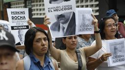 Un manifestante sostiene un cartel durante una protesta por la liberación de detenidos en Caracas, Venezuela, el miércoles 11 de septiembre de 2024. (AP Foto/Cristian Hernández)