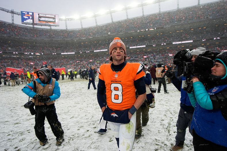 Jarrett Stidham, QB de los Broncos de Denver, abandona el campo tras el juego de campeonato de la AFC de la NFL entre los Broncos de Denver y los Patriots de Nueva Inglaterra, el domingo 25 de enero de 2026, en Denver. (AP Photo/John Locher)