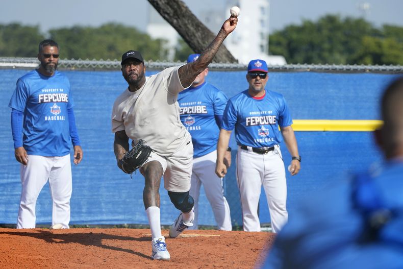 Aroldis Chapman lanza durante el entrenamiento con la Federación Cubana de Béisbol Profesional (FEPCUBE), el martes 16 de enero de 2024, en Miami. Los Piratas de Pittsburgh reforzaron la parte trasera de su bullpen, al llegar a un acuerdo con el relevista siete veces All-Pro Aroldis Champan, por un año de contrato con valor de 10,5 millones de dólares. (AP Foto/Lynne Sladky)