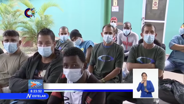 Televisión cubana muestra la llegada de 61 cubanos deportados desde Bahamas