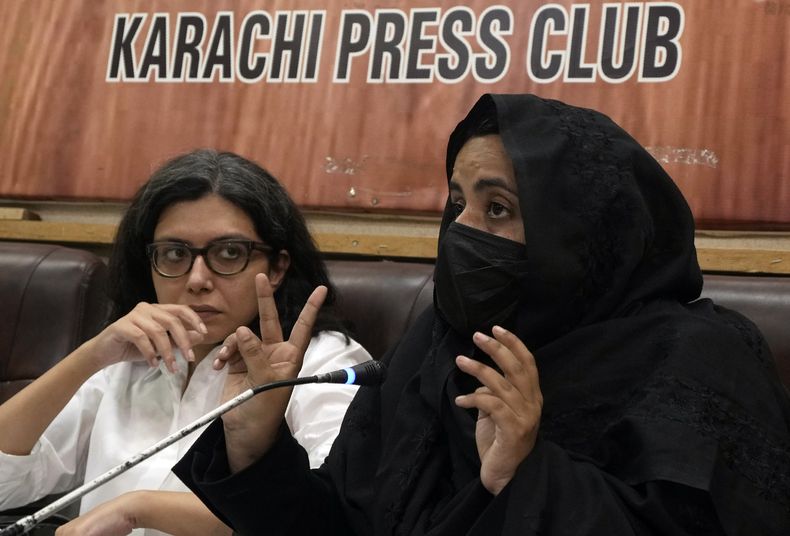 La abogada de derechos humanos Moniza Kakar, a la derecha, habla durante una rueda de prensa en el Club de Prensa de Karachi, en Karachi, Pakistán, el sábado 11 de noviembre de 2023. Kakar afirmó que la policía de Sindh realiza redadas a medianoche en los domicilios y detiene a familias afganas, incluidas mujeres y niños. (AP Foto/Fareed Khan)