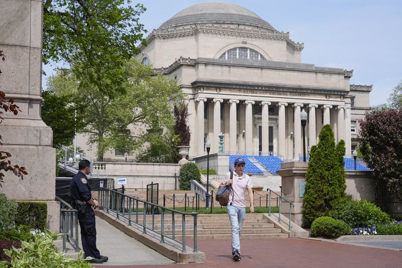 ARCHIVO - Un agente de la policía de la ciudad de Nueva York vigila el campus de la Universidad de Columbia, en Nueva York, el lunes 6 de mayo de 2024. (AP Foto/Seth Wenig, Archivo)