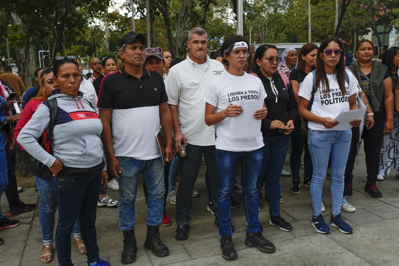 Familiares y amigos de los presos detenidos en una represión postelectoral se reúnen frente a la fiscalía general para pedir su liberación en Caracas, Venezuela, el jueves 16 de enero de 2025. (AP foto/Ariana Cubillos)