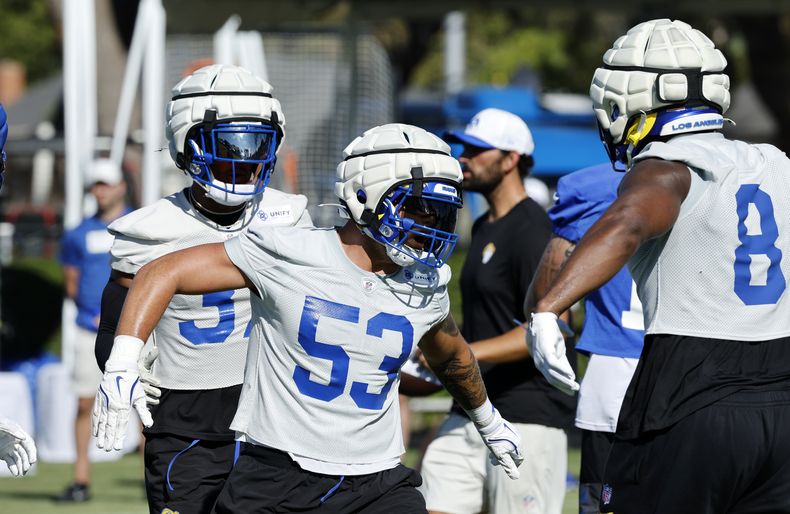 El linebacker Nate Landman (53), de los Rams de Los Ángeles, celebra después de realizar una tacleada con Jared Verse (8) durante un ejercicio del campamento de entrenamiento del equipo, el jueves 24 de julio de 2025, en Los Ángeles. (AP Foto/Kevork Djansezian)
