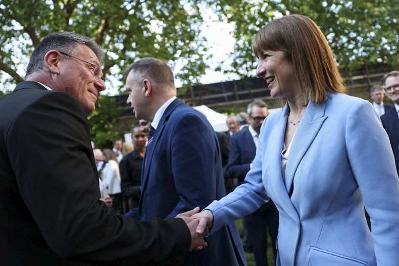 La secretaria de Hacienda de Gran Bretaña Rachel Reeves y el comisionado de Comercio y Seguridad Económica de la UE Maros Sefcovic en Londres el 19 de mayo del 2025. (Hannah McKay/Pool via AP)
