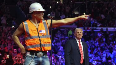El presidente electo Donald Trump baila con The Village People en un mitin previo a la 60a toma de posesión presidencial, el domingo 19 de enero de 2025, en Washington. (Foto AP/Evan Vucci)