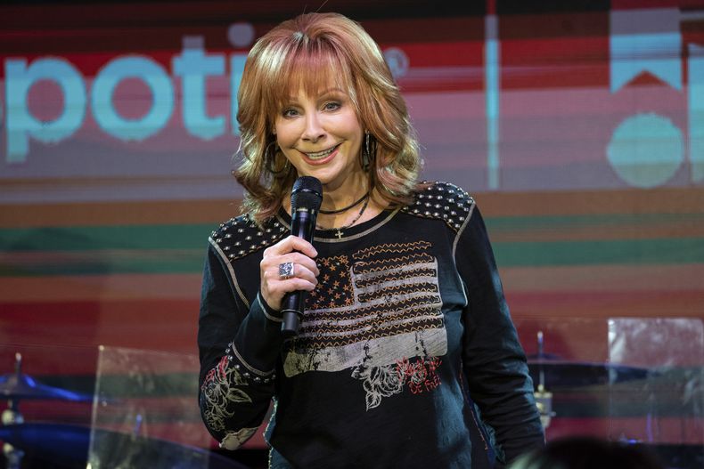 ARCHIVO - Reba McEntire durante su presentación en el CMA Fest 2023 el 9 de junio de 2023, en Spotify House en Nashville, Tennessee. McEntire interpretará el himno nacional estadounidense en el Super Bowl el 11 de febrero de 2024, mientras que Post Malone cantará America the Beautiful. (Foto Amy Harris/Invision/AP)