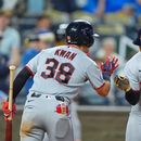 Brayan Rocchio celebra con su compañero de los Guardianes de Cleveland Steven Kwan tras batear un jonrón solitario en la séptima entrada ante los Reales de Kansas City el sábado 26 de septiembre del 2026. (AP Foto/Charlie Riedel)