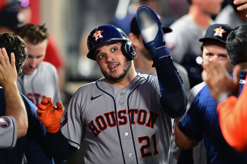 El dominicano Yainer Díaz, de los Astros de Houston, festeja luego de anotar ante los Angelinos de Los Ángeles, el miércoles 29 de julio de 2026 (AP Foto/Wally Skalij)