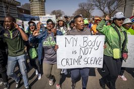 sudafrica: acusan a 80 hombres ??de violar a 8 mujeres