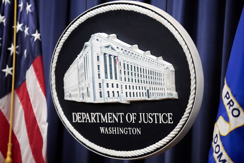 El logo del Departamento de Justicia en una conferencia de prensa en la sede de la agencia, el 23 de agosto de 2024, en Washington. (AP Foto/Mark Schiefelbein, Archivo)