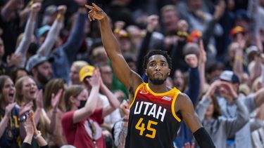 Cavs adquieren a Mitchell y vuelven a pelea por el título
