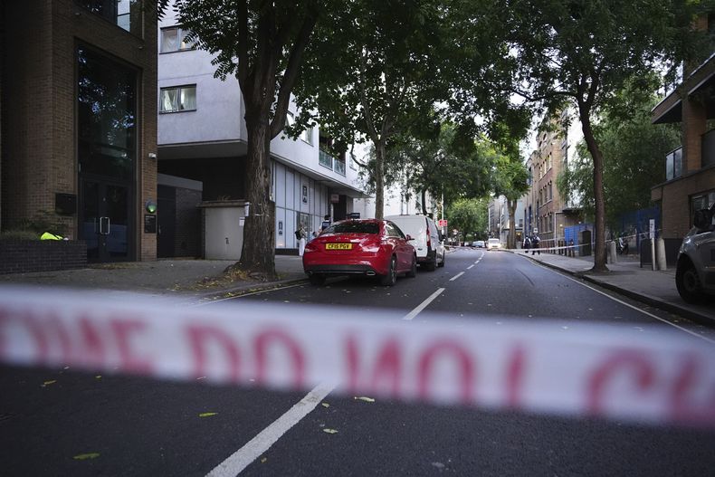 El lugar en el que cuatro personas fueron apuñaladas el lunes 28 de julio de 2025, en el sur de Londres. (James ManningPA vía AP)