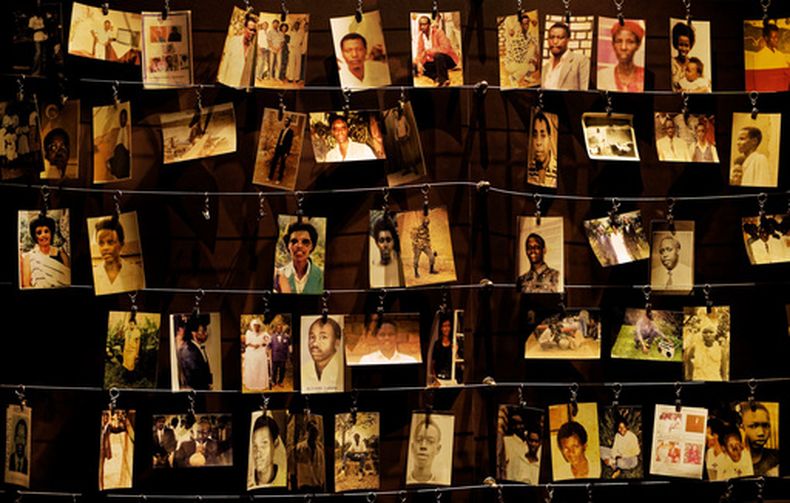 Fotografías de personas fallecidas en el genocidio ruandés expuestas en el centro conmemorativo del genocidio de Kigali, en Kigali, Ruanda, el 5 de abril de 2019. (Foto AP/Ben Curtis, Archivo)