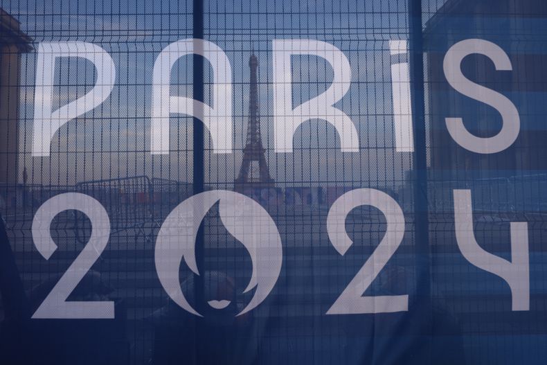 La Torre Eiffel detrás de un letrero de los Juegos Olímpicos de París 2024 en la Plaza Trocadero el jueves 18 de julio de 2024. (AP Foto/David Goldman)